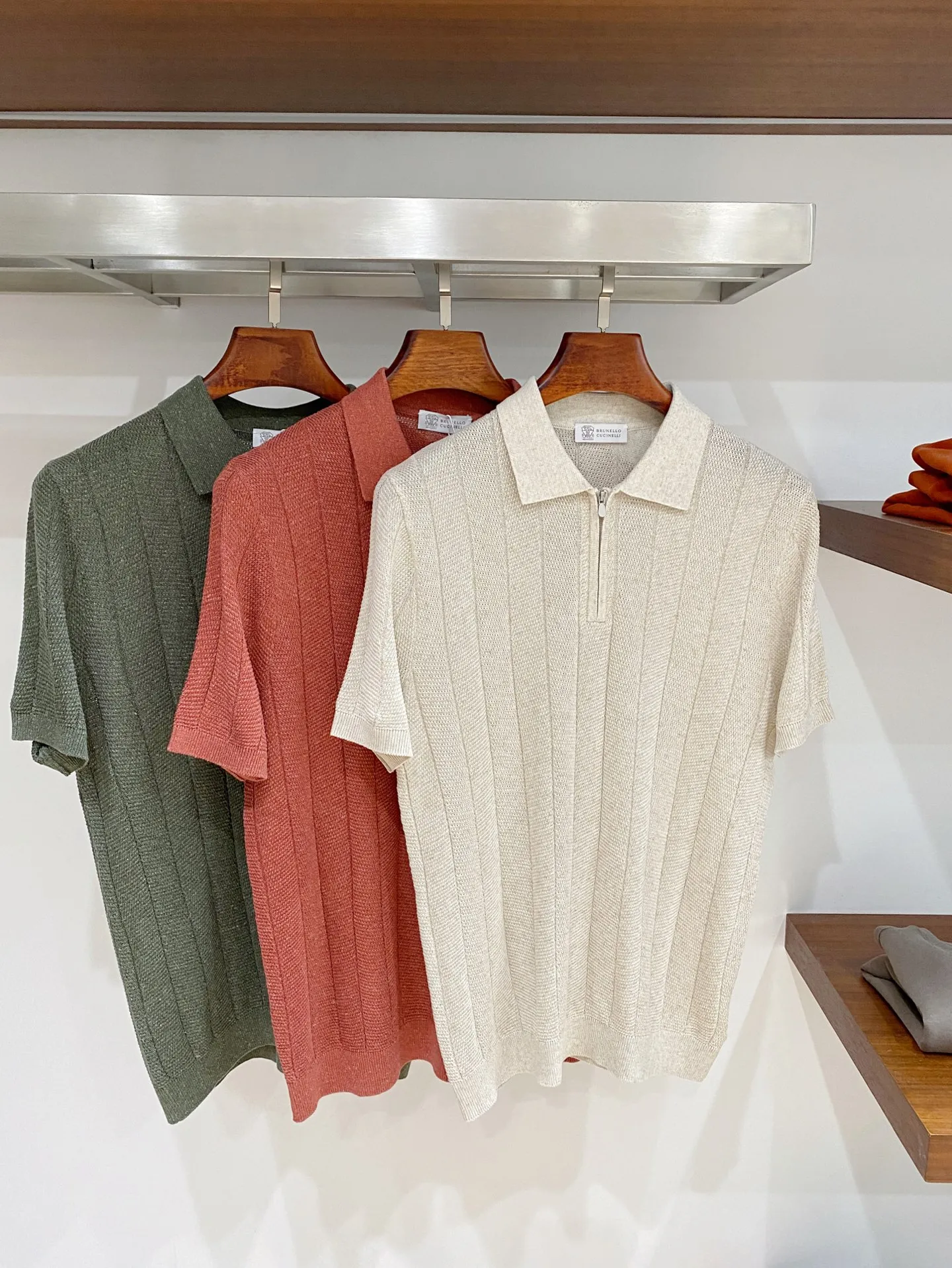 Brunello Cucinelli vertical stripe texture half-zip lapel knitted Polo short-sleeved fabric: BC's iconic Premium knitting material is used, and the brand's homologous high-count flower-spun yarn is selected to weave a regular vertical pit texture. After multiple biological softening processes, it feels soft and delicate, has outstanding skin-friendliness, and has no skin-pricking feeling on the upper body; The vertical weave creates dense breathable cavities, which are excellent in ventilation and perspiration in spring and summer, and are not easy to stick to the body during hot and hot periods. The fabric presents the iconic soft matte matte texture, with restrained and high-grade luster. The yarn has strong stability, resists pilling and is not easy to loose and deform when worn in daily wear. It can still maintain a smooth and delicate appearance after long-term wear. Style and details: Re-engraved Classic crisp small lapel, with built-in shaping technology in the collar, it is not easy to curl and collapse after frequent washing and care, neatly modifying the neck line; The placket is equipped with a brand-style small and exquisite half zipper, with excellent pulling smoothness, and the collar opening and closing can be adjusted independently, suitable for rigorous commuting and relaxed and casual wear. Pay attention to the right shoulder tailoring to optimize the direction of the shoulder line, and properly improve the problems of shoulder slipping and shoulder width imbalance; the vertical grooves of the body can visually lengthen the body shape and weaken the fat on the waist and abdomen, and the pattern margin is properly controlled, which will not be tight and restrictive, and there is no problem of drag and bloat; the cuffs and hem are edged with fine ribs, and the wiring adopts low-key and precise workmanship, making it difficult to shift during movement; The entire piece follows the brand's simple design ideas, without any eye-catching exposed logo. It relies on the fabric texture and tailoring details to highlight high-level recognition, and is low-key and rich in texture. Color selection: Warm oatmeal, Retro brick orange, and calm olive green are three low-saturated colors suitable for Brunello Cucinelli's tonality. They can be used in many scenes such as commuting to work, short vacations, and daily light social interactions. Style positioning: Orthodox Italian light luxury and light business, urban old-money daily casual, elegant vacation wear. The tailoring is suitable for most regular body shapes. Wearing it alone can highlight the unique vertical texture of the fabric. Layering it with a light suit can also create a rich layering effect, easily creating a Classic Italian low-key luxury look. Sizes:M-3XL